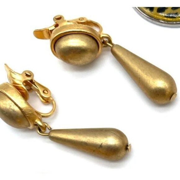 Vintage 80s Brushed Gold Teardrop Earrings Clip On 1.5in - Picture 1 of 2